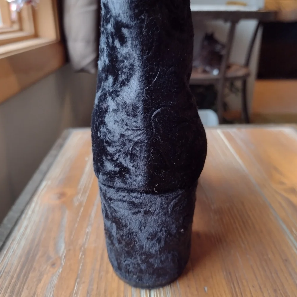 Beautiful! Velvet w/Embroidered Paisley Pattern Ankle Boot Size 8 Med NWOT - Picture 8 of 14